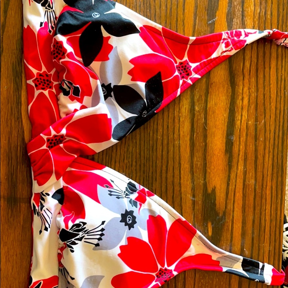 Bikini top with floral design